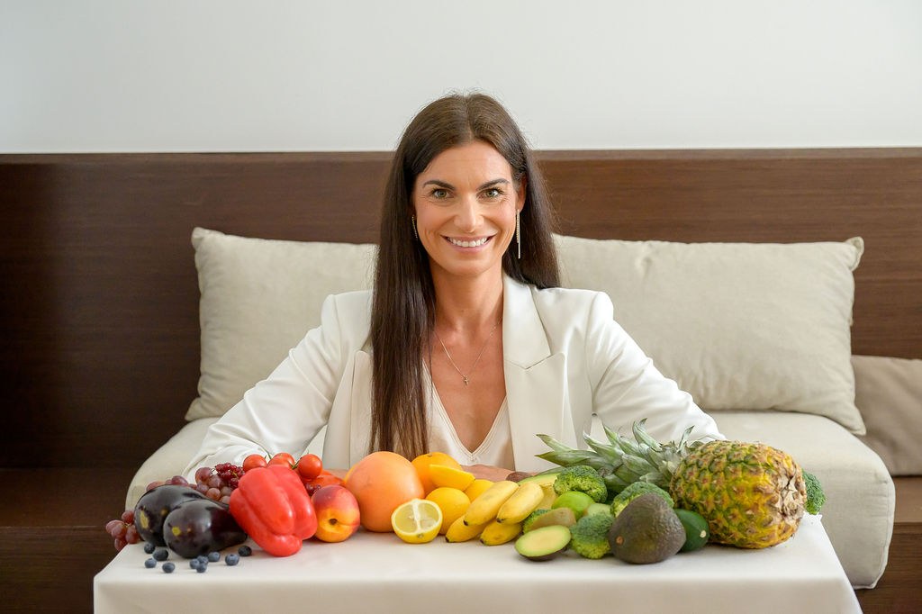 Theresa Dakovic mit frischem Obst und Gemüse